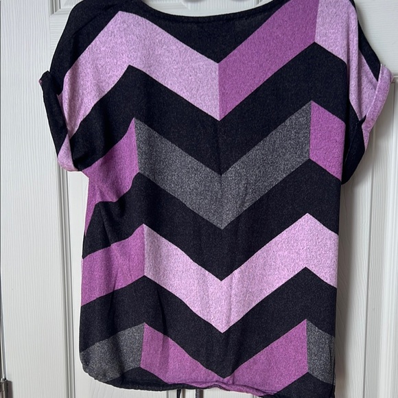 70-Stylish Chevron Patterned Top - Picture 4 of 4